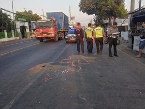 2 Pemotor Tewas Tabrak Truk Parkir di Jalur Arteri Jombang