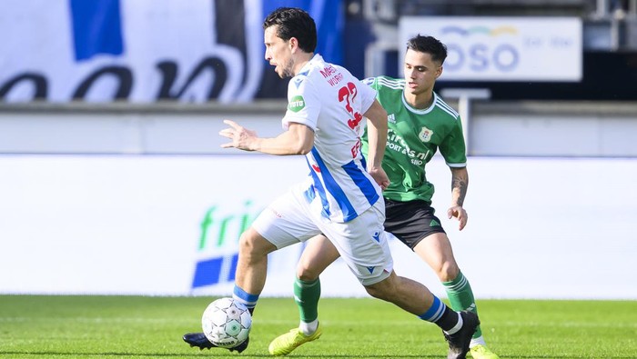 HEERENVEEN - (l-r) Thom Haye of SC Heerenveen, Eliano Reijnders of PEC Zwolle, during the Dutch Eredivisie match between sc Heerenveen and PEC Zwolle at the Abe Lenstra Stadium on March 3, 2024 in Heerenveen, Netherlands. ANP COR LASKER (Photo by ANP via Getty Images)