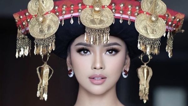 Foto: Kontras Gaya Lyodra dan Angel Pieters di Misa Akbar Paus Fransiskus