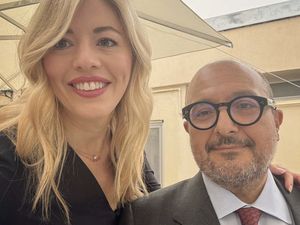 Menteri Italia Selingkuh dengan Influencer, Nangis Minta Maaf ke Istri-PM Menteri Italia Selingkuh dengan Influencer, Nangis Minta Maaf ke Istri-PM