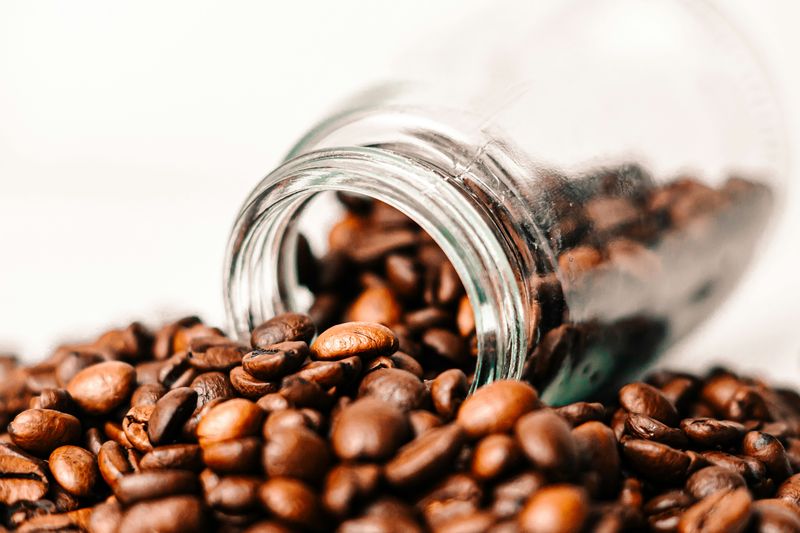 Ilustrasi biji kopi dan toples