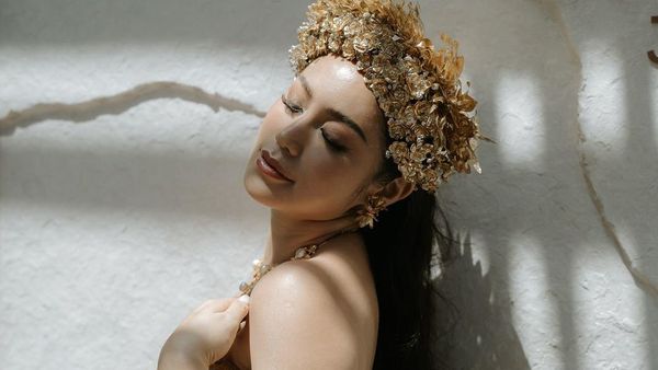 Jessica Iskandar Pamer Baby Bumb Pakai Baju Adat Bali