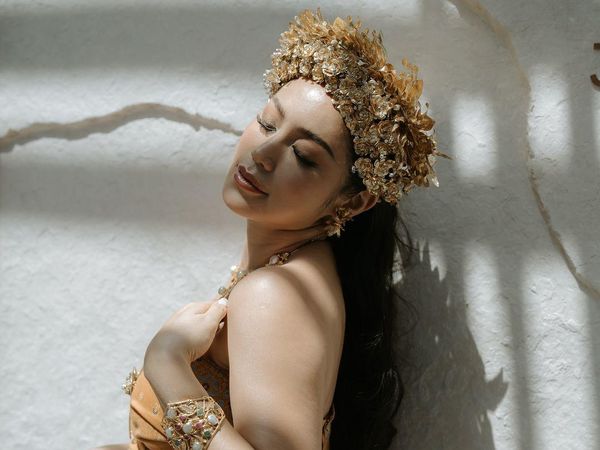 Jessica Iskandar Pamer Baby Bumb Pakai Baju Adat Bali