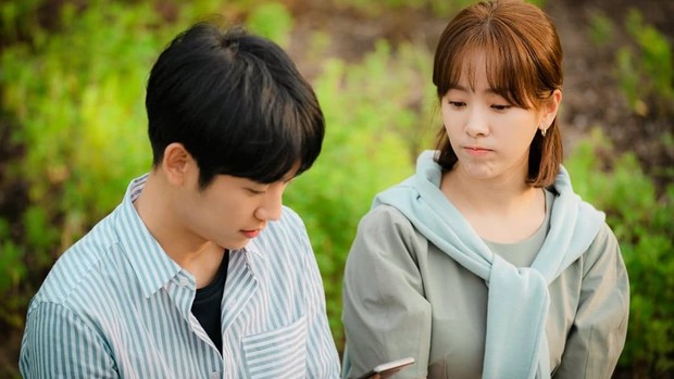 Jung Hae In dan Han Ji Min di drama One Spring Night (2019)/Foto: Instagram @holyhaein