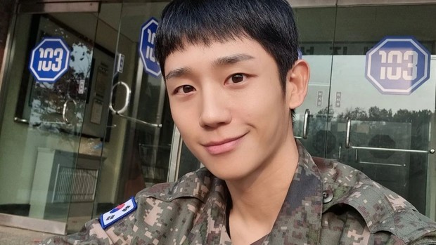 Jung Hae In saat main drama D.P. /Foto: Instagram @holyhaein