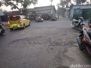 Warga Keluhkan Jalanan Berlubang di Jalan Pramuka Kota Cirebon