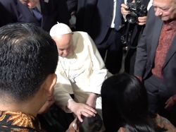 Kisah Haru Anak Penderita Kanker Otak Diberkati Paus Fransiskus