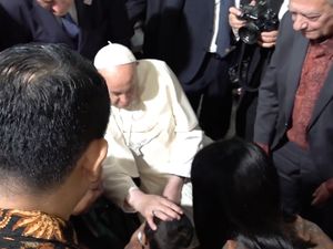 Kisah Haru Anak Penderita Kanker Otak Diberkati Paus Fransiskus Kisah Haru Anak Penderita Kanker Otak Diberkati Paus Fransiskus