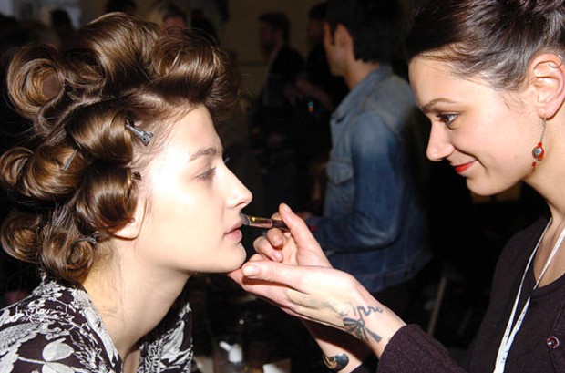 Kondisi Backstage London Fashion Week Autumn/Winter 2006/Foto: gettyimages.com/davidlodge