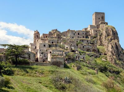 Potret Craco, Kota Mati Tanpa Penduduk Usai Dihajar 3 Bencana Dahsyat