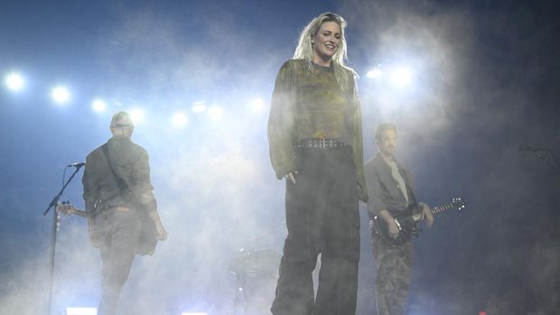 BURBANK, CALIFORNIA - SEPTEMBER 05: Emily Armstrong and Linkin Park perform during a global livestream at Warner Bros. Studios on September 05, 2024 in Burbank, California.   Timothy Norris/Getty Images for Warner Music/AFP (Photo by Timothy Norris / GETTY IMAGES NORTH AMERICA / Getty Images via AFP)