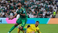 Masuk ronde tiga, Indonesia segrup dengan Arab Saudi. Pertemuan pertama pada September 2024 di Jeddah berakhir 1-1, diwarnai dengan aksi Maarten Paes menepis penalti Salem Al Dawsari. Foto: REUTERS/Stringer