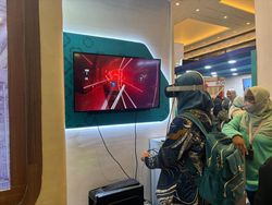 Menjajal Serunya Game Virtual Reality di Booth Hub Space Angkasa Pura