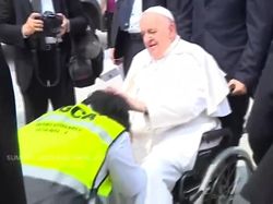 Momen Paus Fransiskus Sapa Petugas di Bandara Sebelum Tinggalkan Indonesia