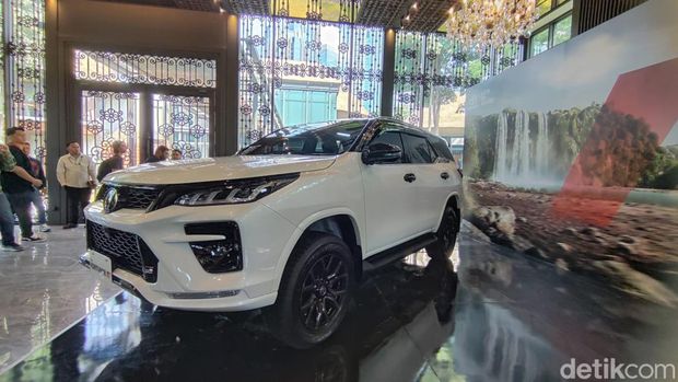 PT Toyota Astra Motor (TAM) resmi meluncurkan Toyota Fortuner gres di Indonesia, Jumat (6/9). Kendaraan gagah tersebut mendapat sejumlah pembaruan dibandingkan versi sebelumnya.