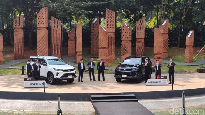 New Fortuner 2024 PT Toyota Astra Motor (TAM) resmi meluncurkan Toyota Fortuner gres di Indonesia, Jumat (6/9). Kendaraan gagah tersebut mendapat sejumlah pembaruan dibandingkan versi sebelumnya.