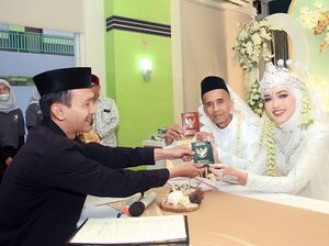 Kisah Cinta Beda 41 Tahun Eks Kepsek Karman dan Mantan Siswinya Yuniara Kisah Cinta Beda 41 Tahun Eks Kepsek Karman dan Mantan Siswinya Yuniara