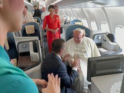 Viva Il Papa.. Paus Fransiskus Tinggalkan Indonesia Naik Garuda