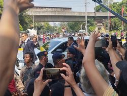 Paus Fransiskus Sapa dan Salami Warga Saat Tinggalkan Kedubes Vatikan