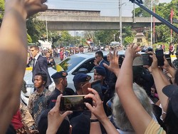 Paus Fransiskus Sapa dan Salami Warga Saat Tinggalkan Kedubes Vatikan