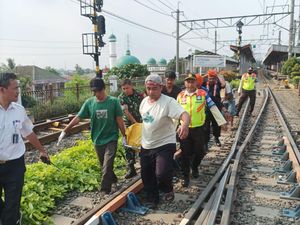 Penjaga Palang Pintu Sebut Pemotor Bolak-balik 3 Kali Sebelum Tertabrak KRL