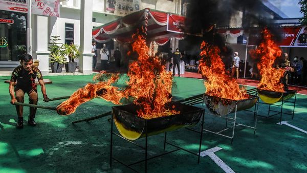 Kejari Ternate Bakar Barang Bukti Narkoba
