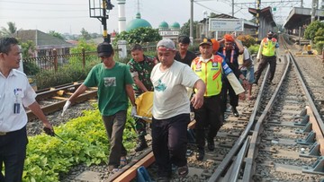 Jasad Pemotor Tewas Tertabrak KRL Dibawa ke RS Polri Bogor