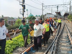 Jasad Pemotor Tewas Tertabrak KRL Dibawa ke RS Polri Bogor