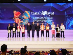 AHY Beri Penghargaan untuk Kontribusi Sukseskan Sertifikasi Tanah Ulayat