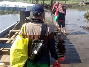 Cerita Mantri Koboi di Sukabumi, Tempuh Jalur Ekstrem Demi Bantu Warga Cerita Mantri Koboi di Sukabumi, Tempuh Jalur Ekstrem Demi Bantu Warga