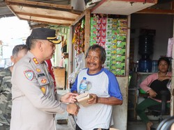 Polres Jakut Bagi-bagi Makan Gratis ke Warga di Pinggir Rel KA