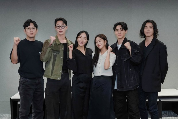 Potret Lee Jae Wook bersama artis pemeran drama 'Hong-Rang'
