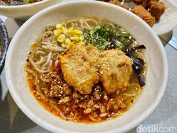 Diracik oleh Mantan Chef, 5 Ramen Kaki Lima Ini Rasanya Jadi Mewah