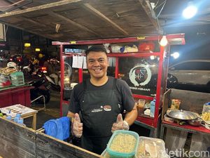 27 Tahun Jadi Chef Resto Jepang, Pria Ini Kini Jualan Ramen Kaki Lima