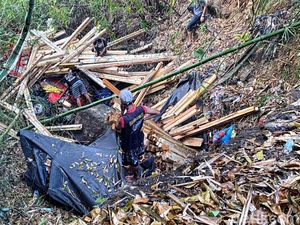 Truk Muatan Kayu Terjun ke Jurang di Sukabumi, Satu Orang Terjepit Batu
