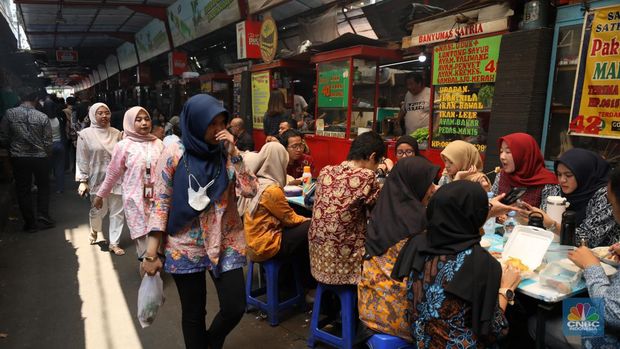 Sejumlah pekerja menyantap makan siang di pusat kuliner di kawasan Jakarta, Jumat (6/9/2024). (CNBC Indonesia/Tri Susilo)