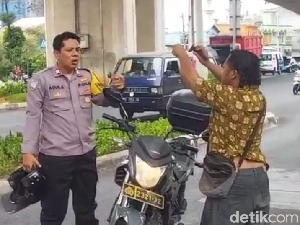 Akhir Cerita Pria Bersajam Diringkus Bhabin Kini Jadi Tersangka Akhir Cerita Pria Bersajam Diringkus Bhabin Kini Jadi Tersangka