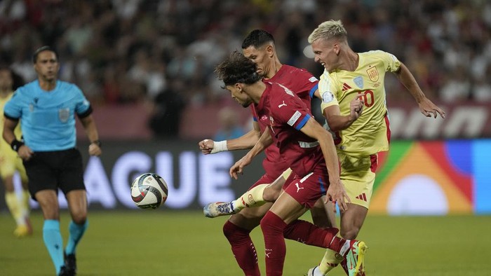 Spains Dani Olmo is challenged by Serbias Veljko Birmancevic during the UEFA Nations League soccer match between Serbia and Spain at the Rajko Mitic Stadium, in Belgrade, Serbia, Thursday, Sept. 5, 2024. (AP Photo/Darko Vojinovic)