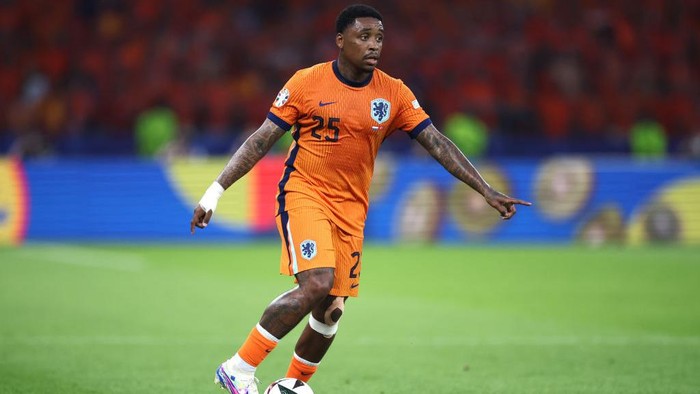 BERLIN, GERMANY - JULY 06: Steven Bergwijn of Netherlands controls the ball during the UEFA EURO 2024 quarter-final match between Netherlands and Türkiye at Olympiastadion on July 06, 2024 in Berlin, Germany. (Photo by Alex Grimm/Getty Images)