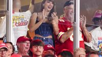 7 Gaya Modis Taylor Swift Nonton Kekasih Tanding Football, Pakai Korset Denim