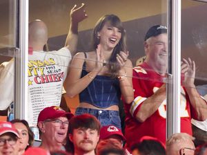 7 Gaya Modis Taylor Swift Nonton Kekasih Tanding Football, Pakai Korset Denim