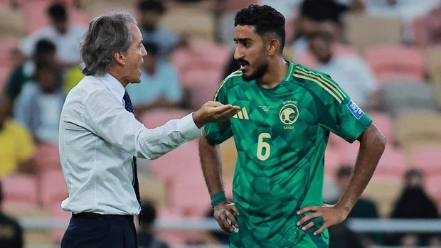 Soccer Football - World Cup - AFC Qualifiers - Group C - Saudi Arabia v Indonesia - King Abdullah Sports City, Jeddah, Saudi Arabia - September 5, 2024 Saudi Arabia coach Roberto Mancini talks to Abbas Al Hassan REUTERS/Stringer