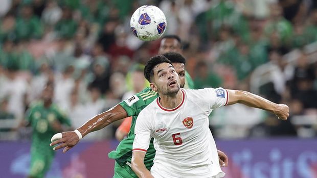 Pesepak bola Timnas Indonesia Sandy Walsh (depan) berebut bola dengan pesepak bola Arab Saudi pada pertandingan babak pertama laga Grup C putaran ketiga Kualifikasi Piala Dunia 2026 zona Asia di Stadion King Abdullah Sports City, Jeddah, Arab Saudi, Jumat (6/9/2024) dini hari. Pertandingan berakhir imbang dengan skor 1-1. ANTARA FOTO/HO-PSSI/mrh/nym.