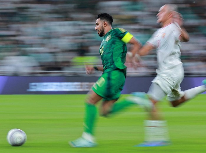 Timnas Indonesia menahan imbang Arab Saudi 1-1 di Stadion King Abdullah Sports City. Ini hasil imbang pertama timnas kontra Arab di laga kompetitif dalam 40 tahun.