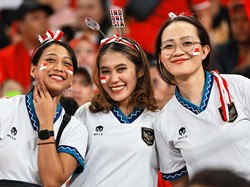 Suporter Indonesia merias wajahnya dengan bendera merah putih sebagai bentuk dukungan kepada Rizky Ridho dkk.  