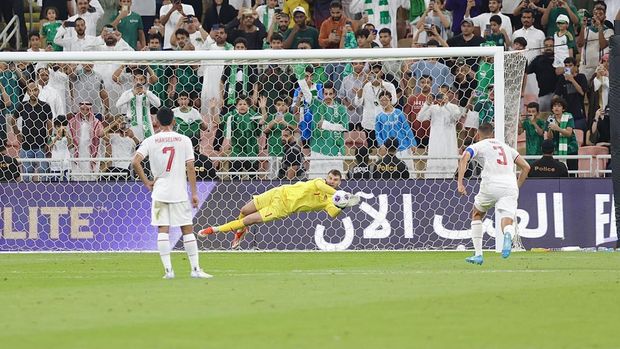 Maarten Paes menepis penalti saat Timnas Indonesia lawan Arab Saudi pada laga Kualifikasi Piala Dunia 2026 di Stadion King Abdullah Sports City, Jeddah, Jumat (6/9) dini hari WIB.