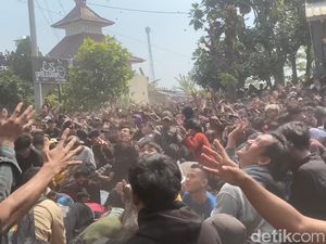 Aksi Bos Batik Pekalongan Sebar Duit Rp 35 Juta Bikin Warga Rebutan Aksi Bos Batik Pekalongan Sebar Duit Rp 35 Juta Bikin Warga Rebutan