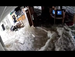 Rekaman CCTV Banjir Dahsyat Terjang Perpustakaan di New York