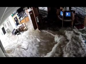 Rekaman CCTV Banjir Dahsyat Terjang Perpustakaan di New York Rekaman CCTV Banjir Dahsyat Terjang Perpustakaan di New York