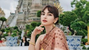 Momen Valerie Tifanka Jadi Turis Pakai Busana Tradisional Thailand di Wat Arun
